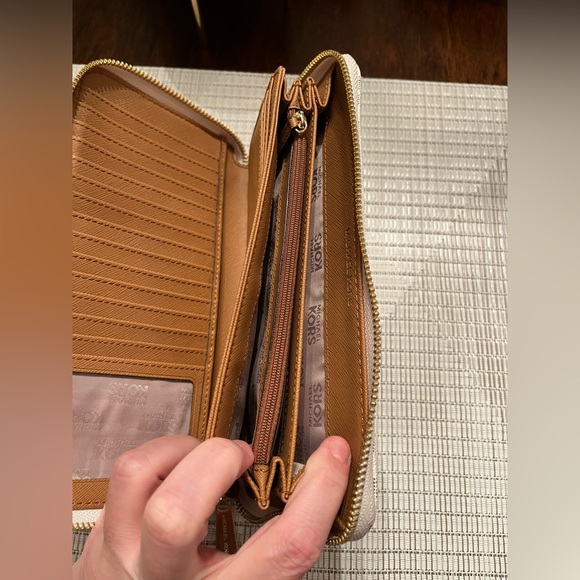 Like New Michael Kors Large Travel Wallet in Vanilla - Picture 3 of 4